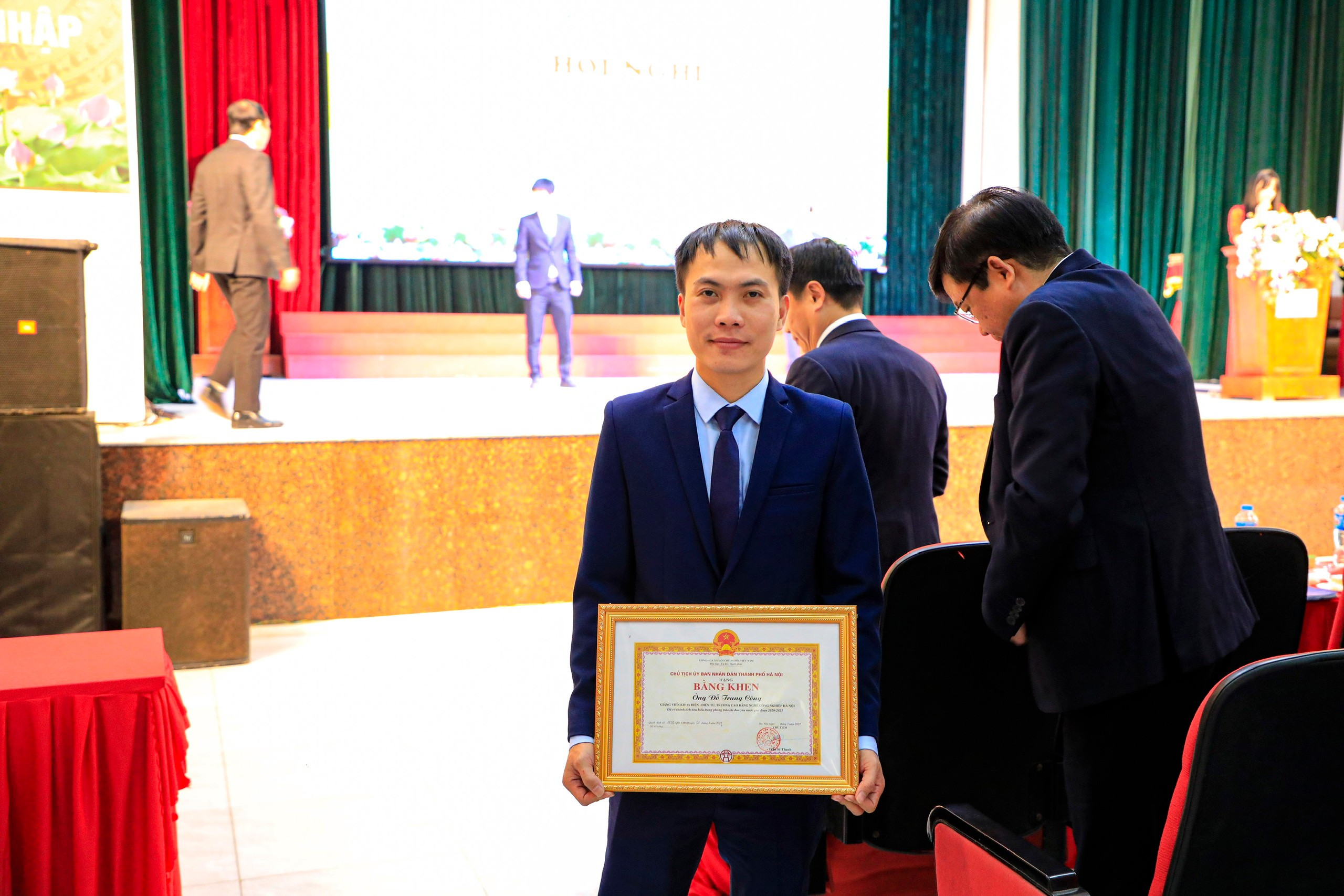 NGƯỜI THẮP LỬA ĐAM MÊ HỌC TẬP VÀ SẺ CHIA YÊU THƯƠNG