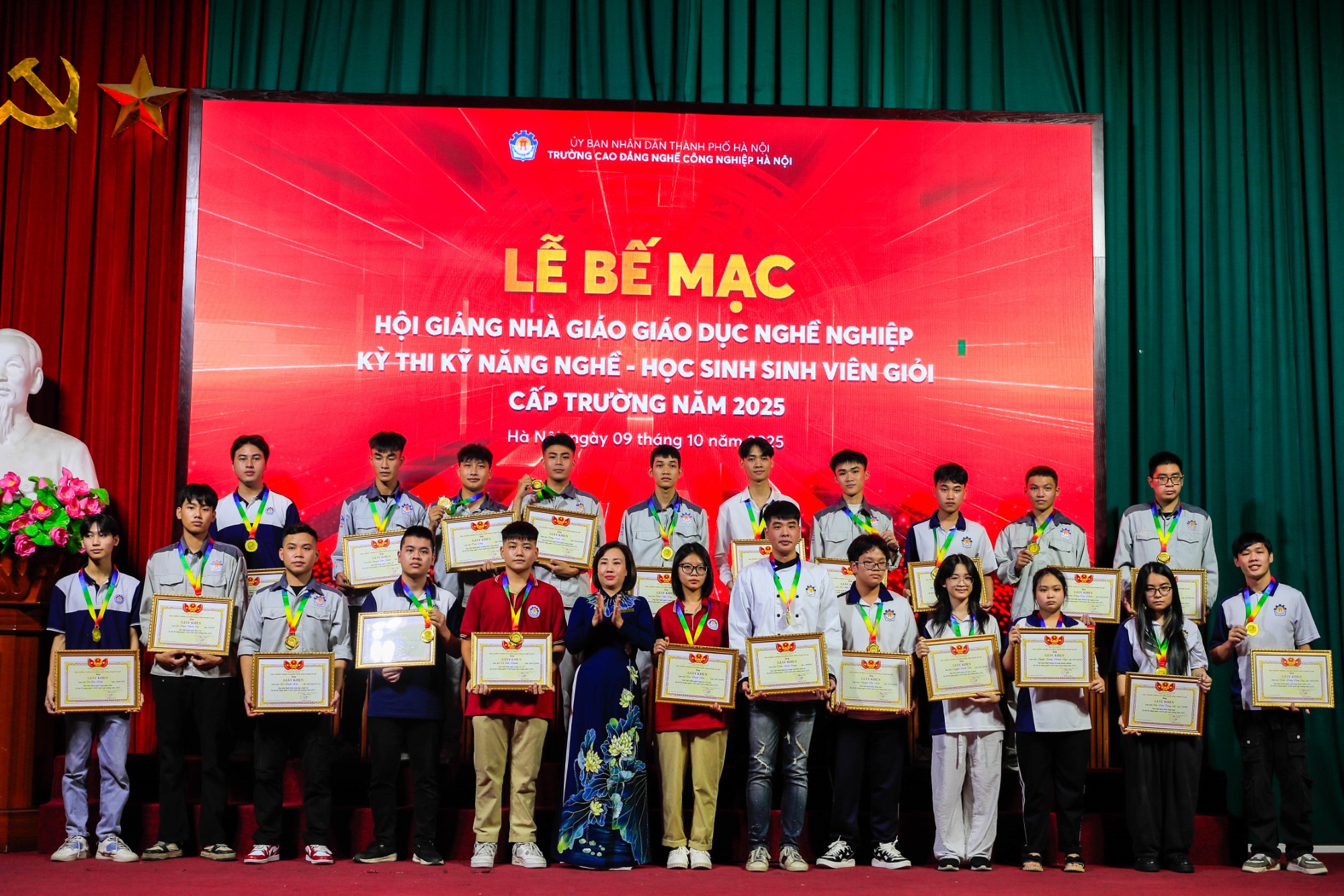 BẾ MẠC HỘI GIẢNG NHÀ GIÁO GDNN & KỲ THI KỸ NĂNG NGHỀ CẤP TRƯỜNG NĂM 2025: KHẲNG ĐỊNH CHẤT LƯỢNG, NÂNG TẦM GIÁO DỤC NGHỀ NGHIỆP