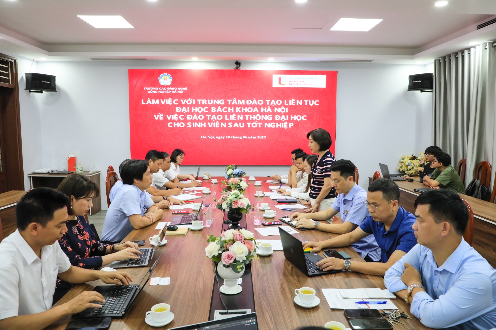 TỪ XƯỞNG THỰC HÀNH ĐẾN GIẢNG ĐƯỜNG ĐẠI HỌC: HÀNH TRÌNH CHẠM TỚI ƯỚC MƠ CỦA SINH VIÊN HNIVC