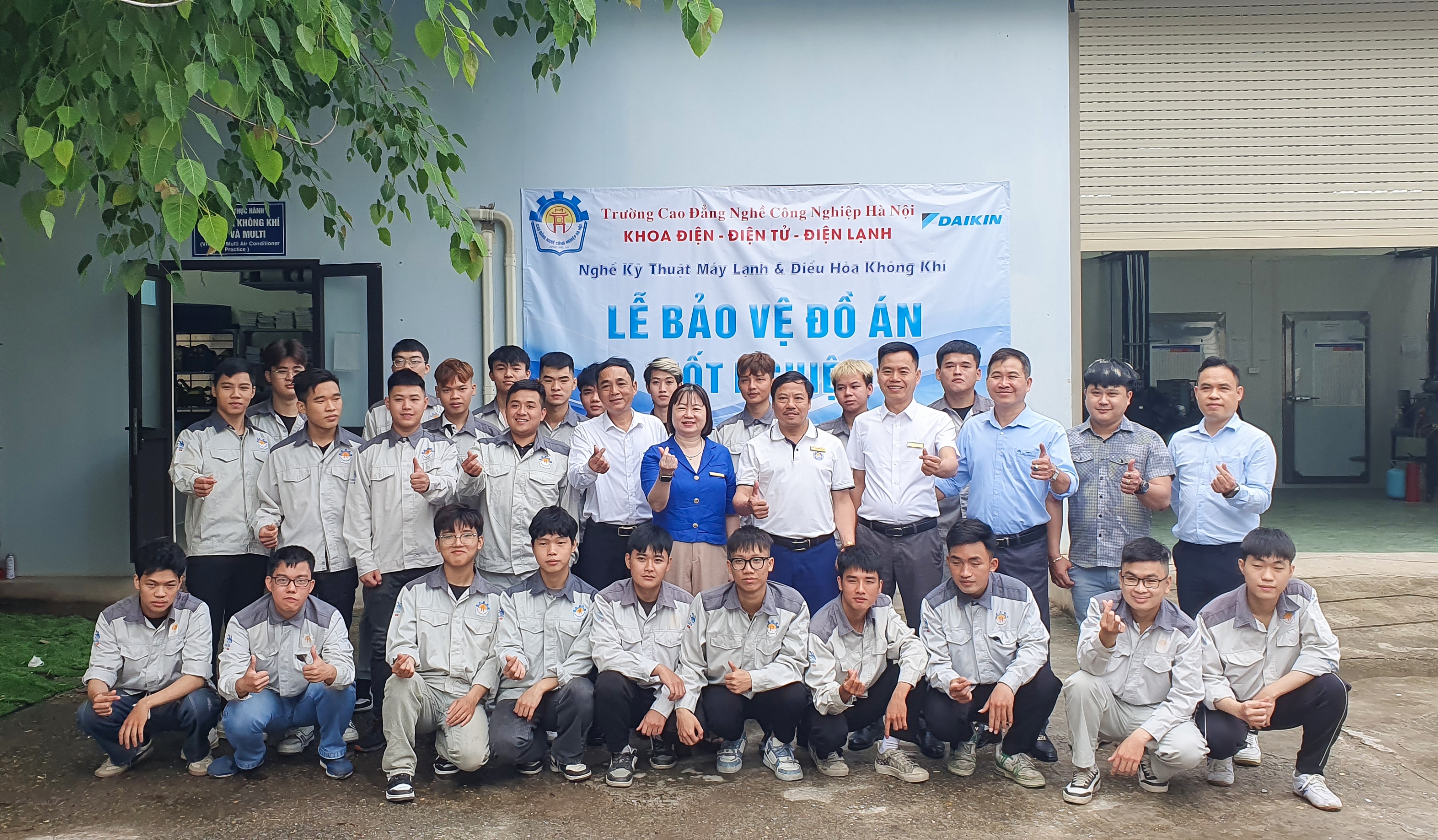 TỪ GIẢNG ĐƯỜNG ĐẾN THỊ TRƯỜNG LAO ĐỘNG: SINH VIÊN NGÀNH ĐIỆN LẠNH HNIVC ĐƯỢC DOANH NGHIỆP TUYỂN DỤNG NGAY TẠI BUỔI BẢO VỆ TỐT NGHIỆP
