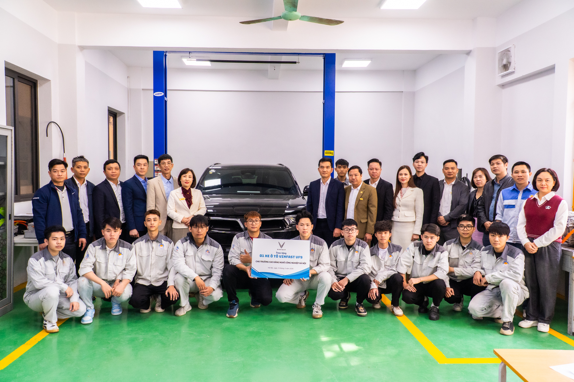 LỄ TIẾP NHẬN TÀI TRỢ Ô TÔ ĐIỆN PHỤC VỤ GIẢNG DẠY TỪ CÔNG TY TNHH SX VÀ KD VINFAST