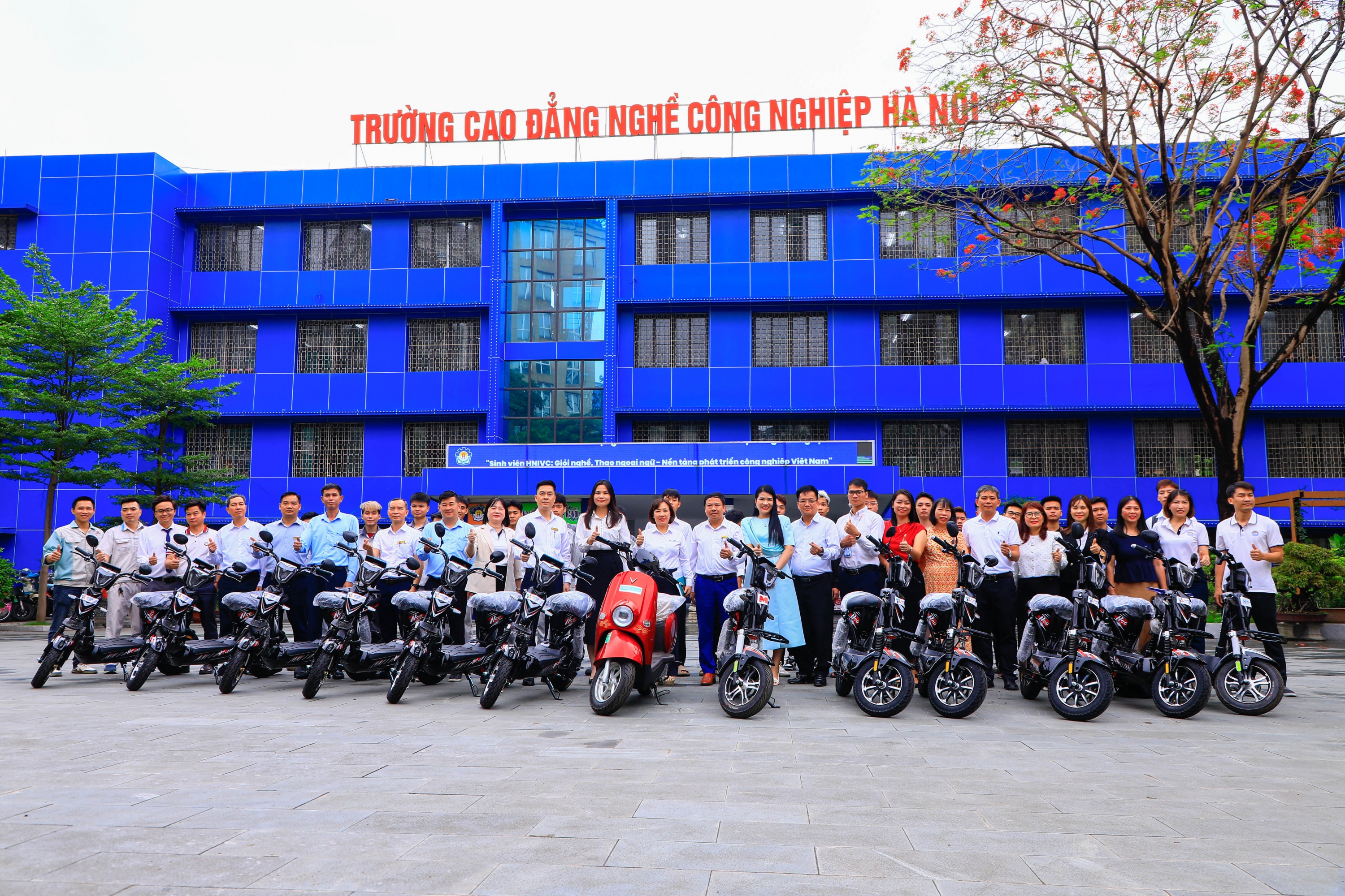 DOANH NGHIỆP ĐỒNG HÀNH – TIẾP LỬA ƯỚC MƠ CHO HSSV HNIVC